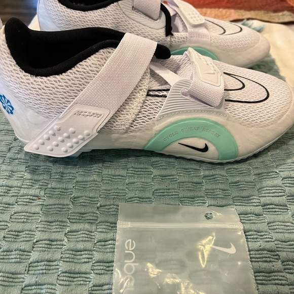 Women’s Nike cleats. Never used. Size 7. - Picture 3 of 9